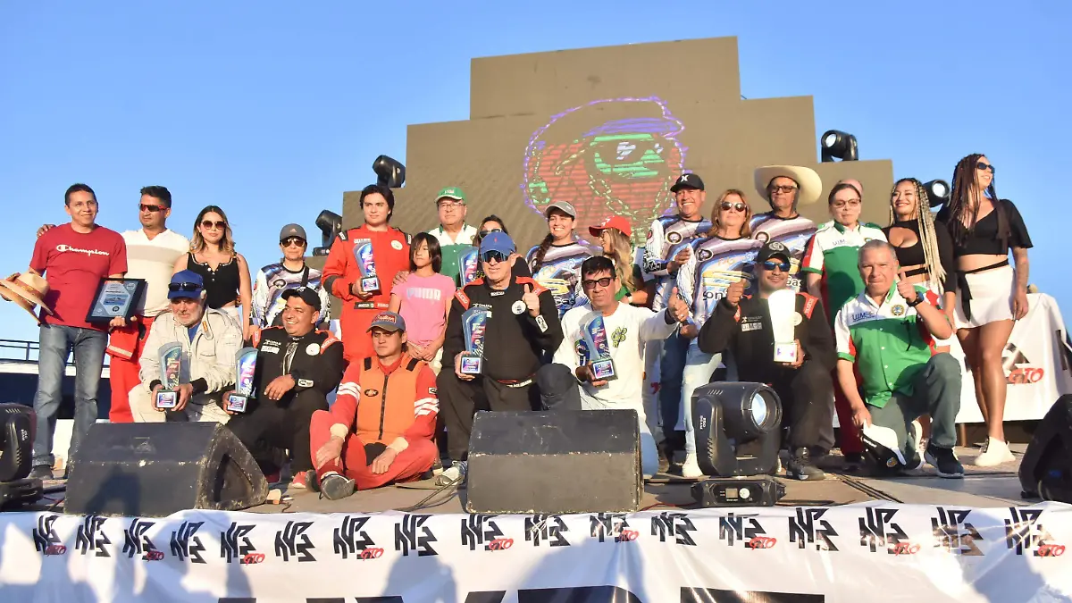 Entregan trofeos a los campeones en el Gran Premio de Motonáutica Profesional (3)